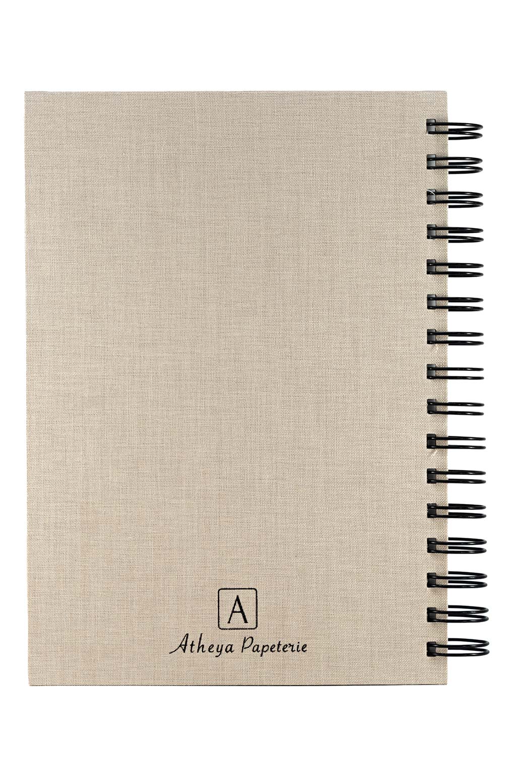 Photo brute de la quatrième de couverture du carnet "Mon Carnet" recouvert d'une toile beige et avec l'inscription "Atheya Papeterie" ainsi que la spirale de couleur noire. Il n'y a aucun autre élément sur la photo, uniquement le carnet sur fond blanc.