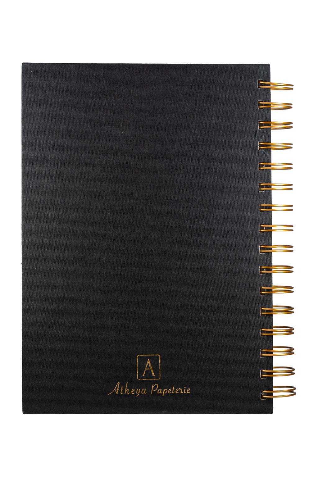 Photo brute de la quatrième de couverture du carnet "Mon Carnet" recouvert d'une toile noire et avec l'inscription "Atheya Papeterie" ainsi que la spirale de couleur bronze. Il n'y a aucun autre élément sur la photo, uniquement le carnet sur fond blanc.