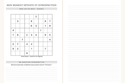 Visuel d'une page de jeu et question que l'on retrouve dans l'agenda Jill. À la fin de chaque mois, retrouver un petit jeu ainsi qu'une question introspective.