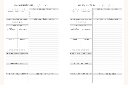 Visuel de l'agenda Lea représentant 2 pages avec un planning quotidien. Sur chacune de ces pages, vous trouverez : les fêtes et anniversaires, votre humeur, vos repas, votre activité physique, vos priorités, vos rendez-vous, vos gratitudes ainsi qu'un espace imaginaire libre.