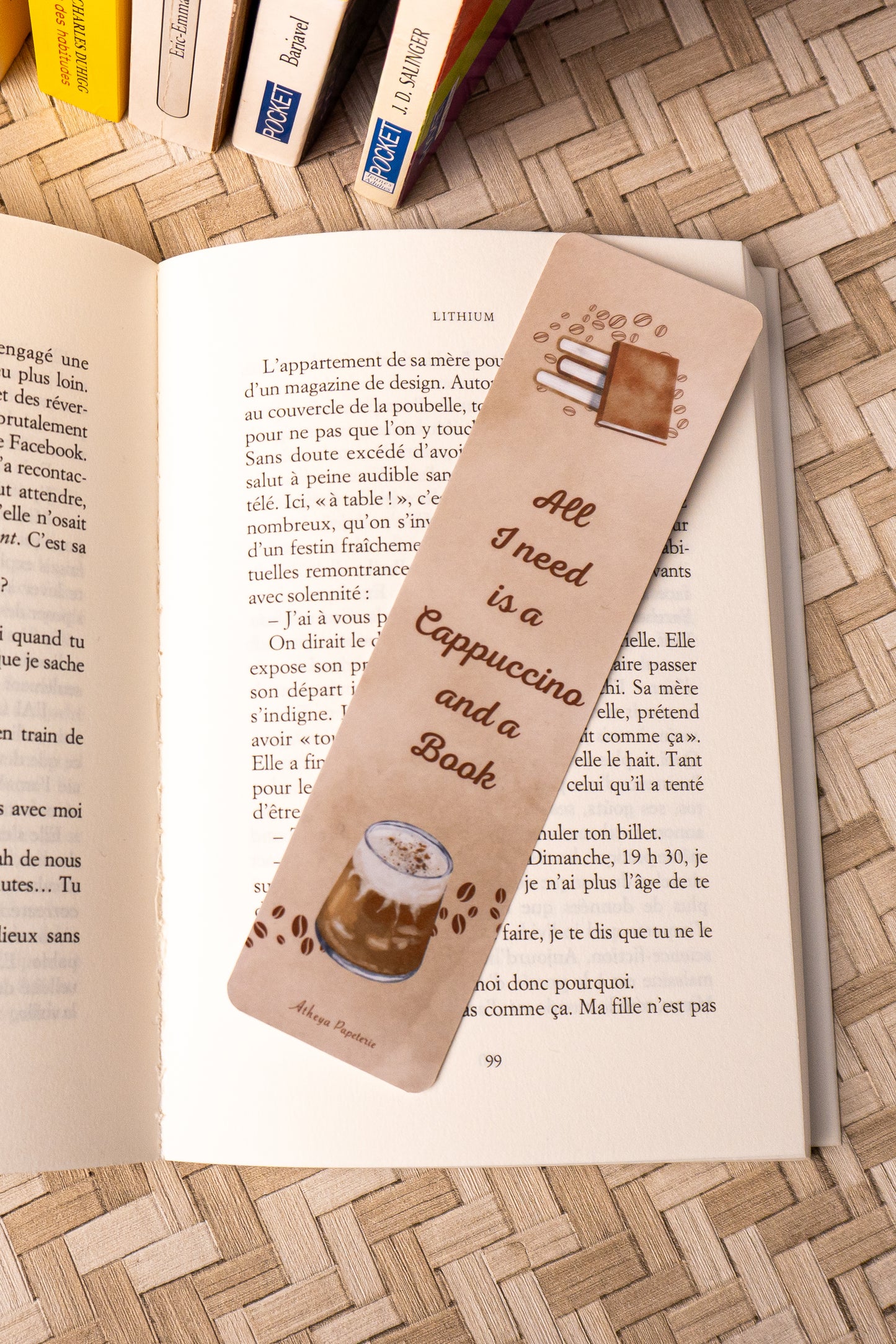 Marque-pages sur lequel on peut lire "All I need is a Cappuccino and a Book" avec au dessus de la citation une jolie pile de livre et en dessous, le dessins d'un beau cappuccino.