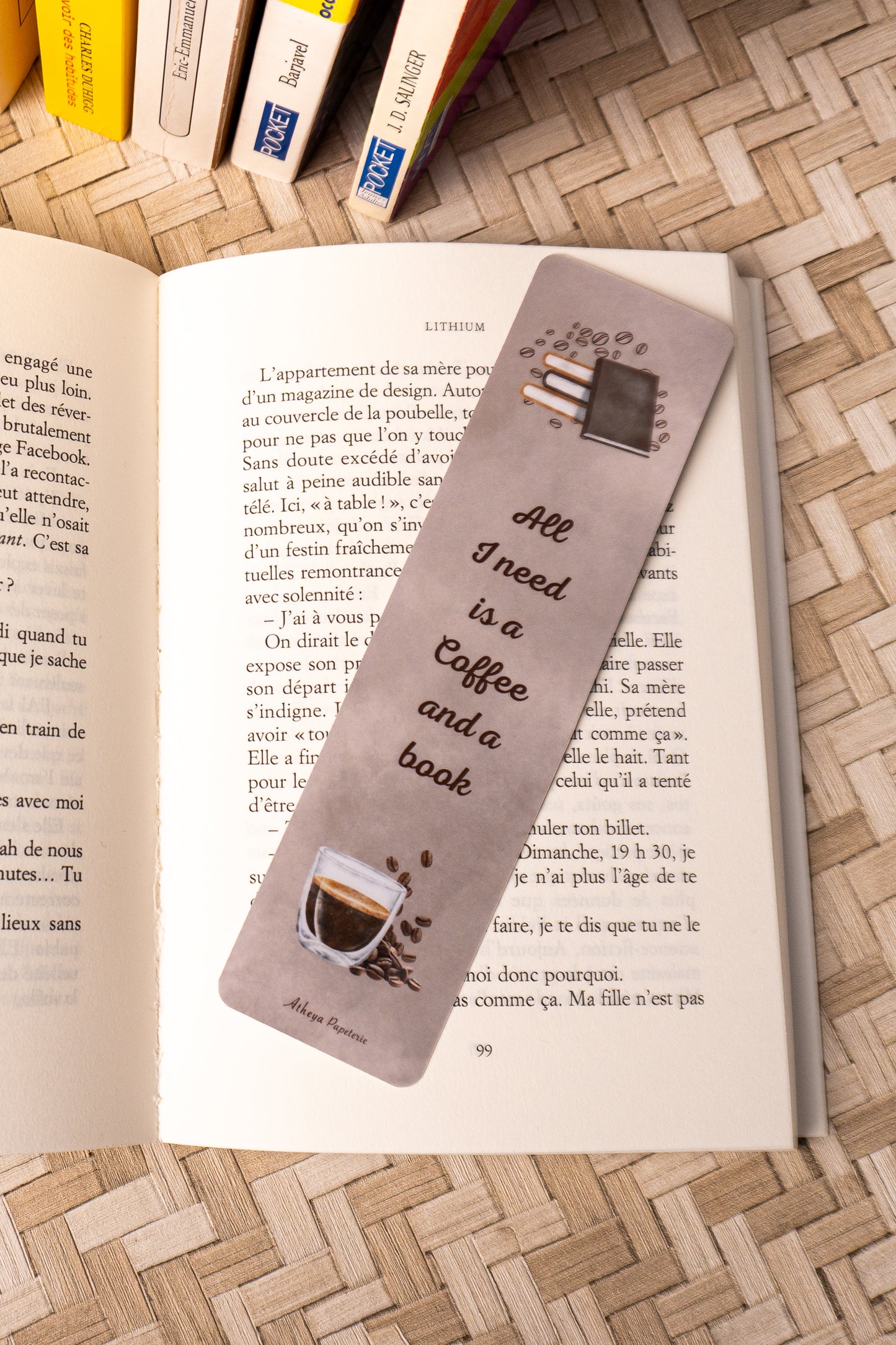 Marque-pages sur lequel on peut lire "All I need is a Coffee and a Book" avec au dessus de la citation une jolie pile de livre et en dessous, le dessins d'un beau café.
