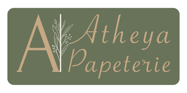 Atheya Papeterie - Carnets et Agendas personnalisés : logo de l'entreprise représentant un A adossé a une branche d'olivier et les mots "Atheya Papeterie" sont écris l'un sur l'autre à la droite de celui-ci