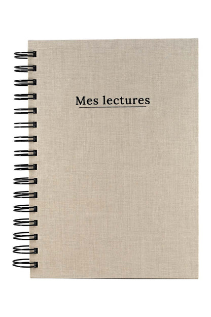 Photo brute du carnet "Mes lectures" recouvert d'une toile beige et  avec l'inscription "Mes lectures" ainsi que la spirale de couleur noire. Il n'y a aucun autre élément sur la photo, uniquement le carnet sur fond blanc.