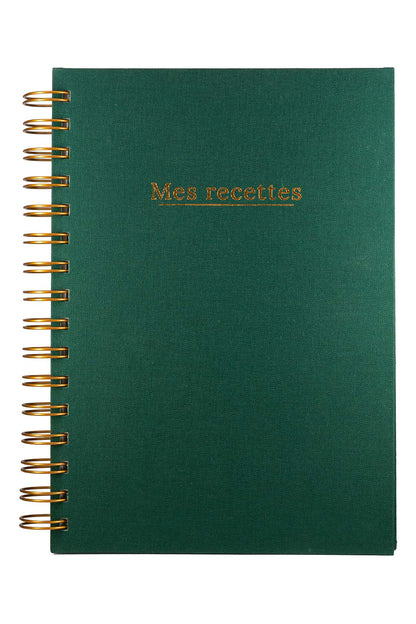 Photo brute du carnet "Mes recettes" recouvert d'une toile vert sapin et  avec l'inscription "Mes recettes" ainsi que la spirale de couleur bronze. Il n'y a aucun autre élément sur la photo, uniquement le carnet sur fond blanc.