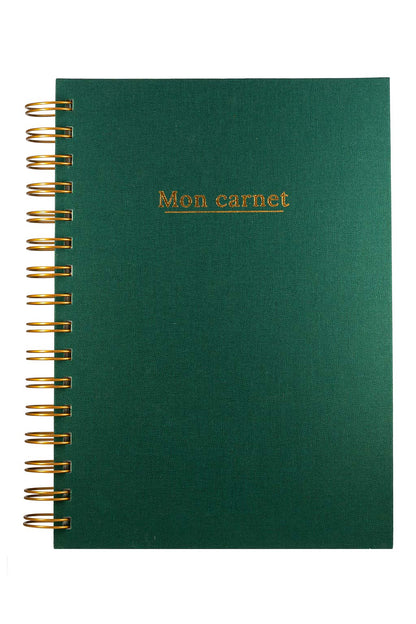 Photo brute du carnet "Mon Carnet" recouvert d'une toile vert sapin et  avec l'inscription "Mon carnet" ainsi que la spirale de couleur bronze. Il n'y a aucun autre élément sur la photo, uniquement le carnet sur fond blanc.