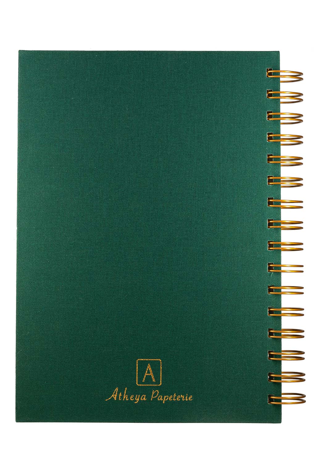 Photo brute de la quatrième de couverture du carnet "Mon Carnet" recouvert d'une toile vert sapin et  avec l'inscription "Atheya Papeterie" ainsi que la spirale de couleur bronze. Il n'y a aucun autre élément sur la photo, uniquement le carnet sur fond blanc.