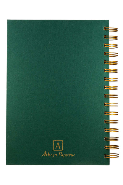 Photo brute de la quatrième de couverture du carnet "Mon Carnet" recouvert d'une toile vert sapin et  avec l'inscription "Atheya Papeterie" ainsi que la spirale de couleur bronze. Il n'y a aucun autre élément sur la photo, uniquement le carnet sur fond blanc.